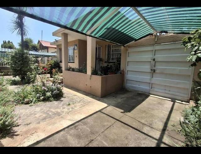 6 BEDROOM HOUSE FOR SALE IN BEZUIDENHOUT VALLEY